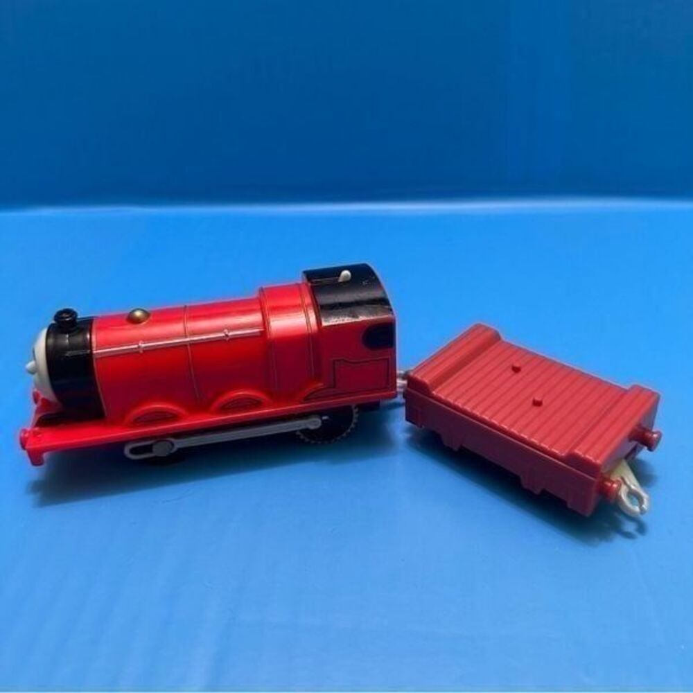 Thomas & Friends JAMES Train - Picture 2 of 7
